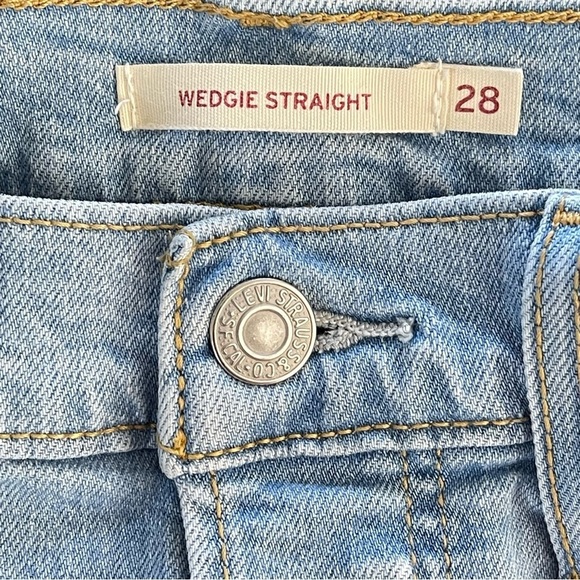 Levis Wedgie Straight Jeans 28 Distressed Light Wash Raw Hem Button Fly Stretch - Picture 9 of 11